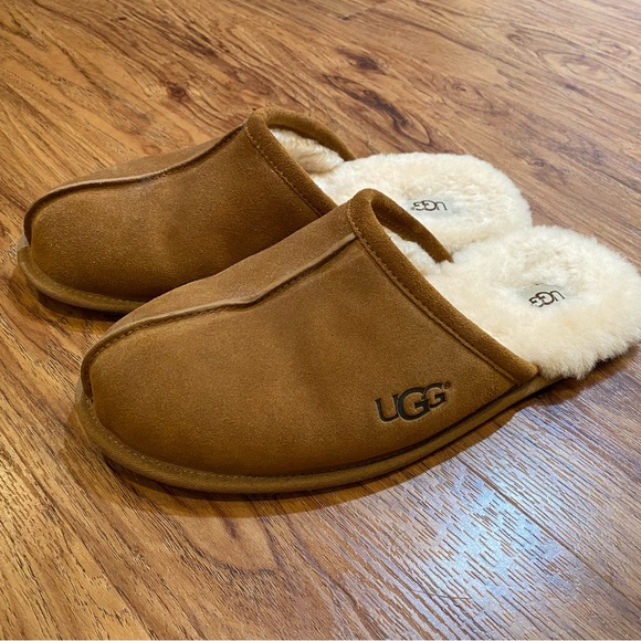 UGG Scuff Slippers - Picture 2 of 4